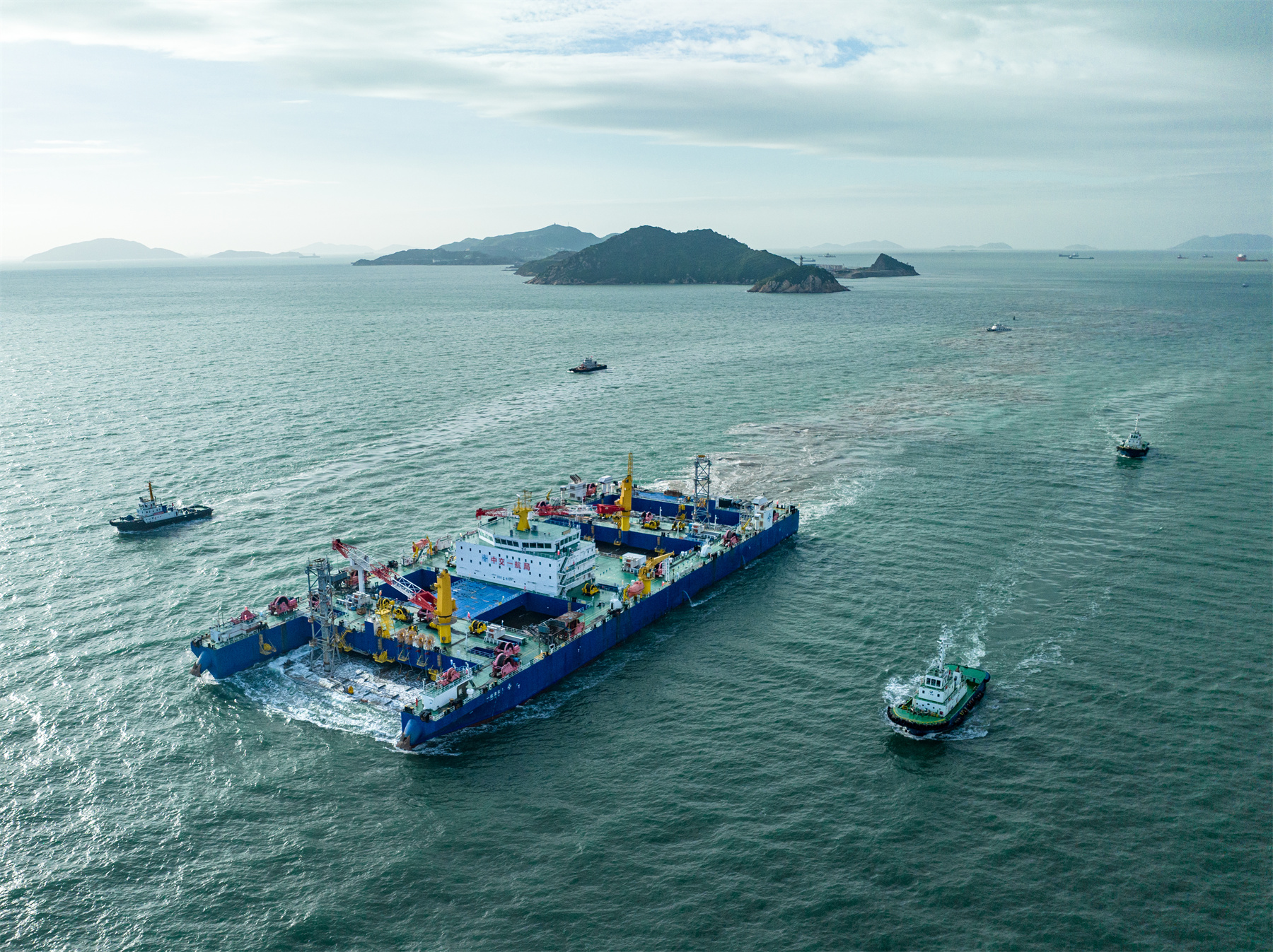 “海底长城”合龙在望! 深中通道海底隧道完成e22管节沉放对接