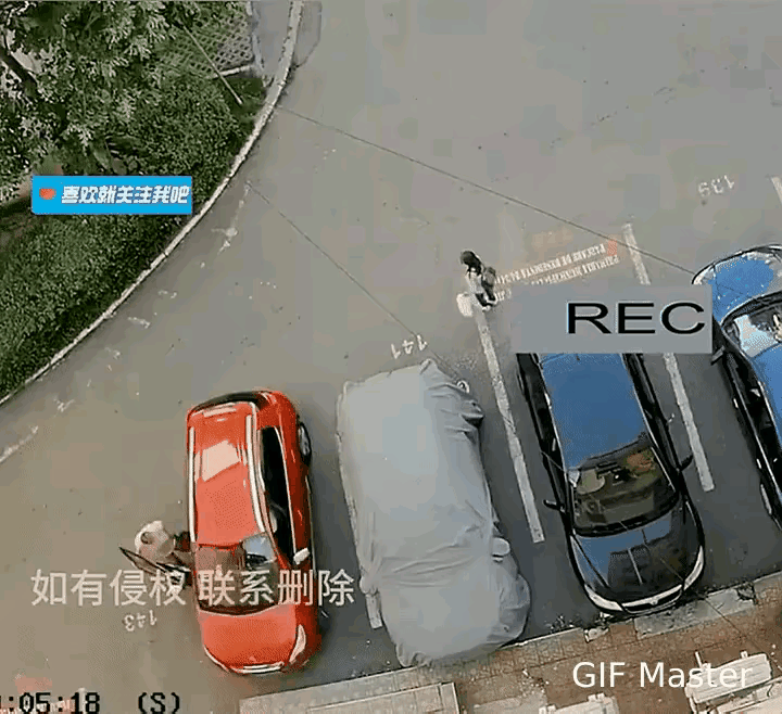 都说三个女人一台戏，可这台戏也太悲壮了些！
       最惨烈的是副驾驶门外准