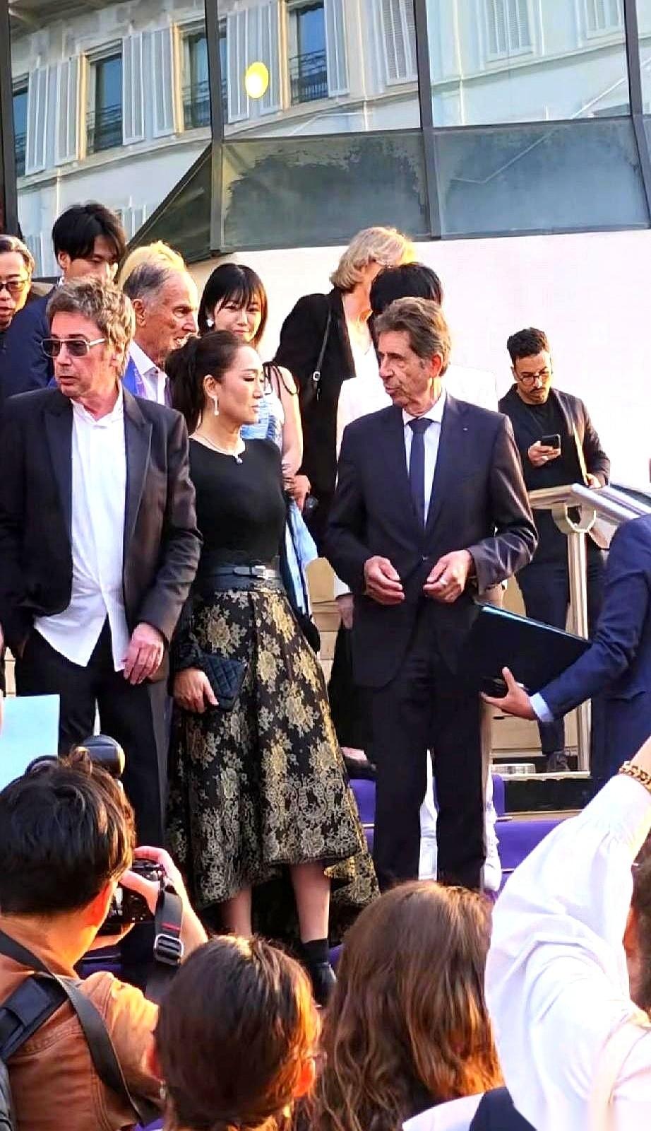 如果不看出生年份，这组从戛纳街头传回的照片，确实让人心头一紧。
4月21日，61