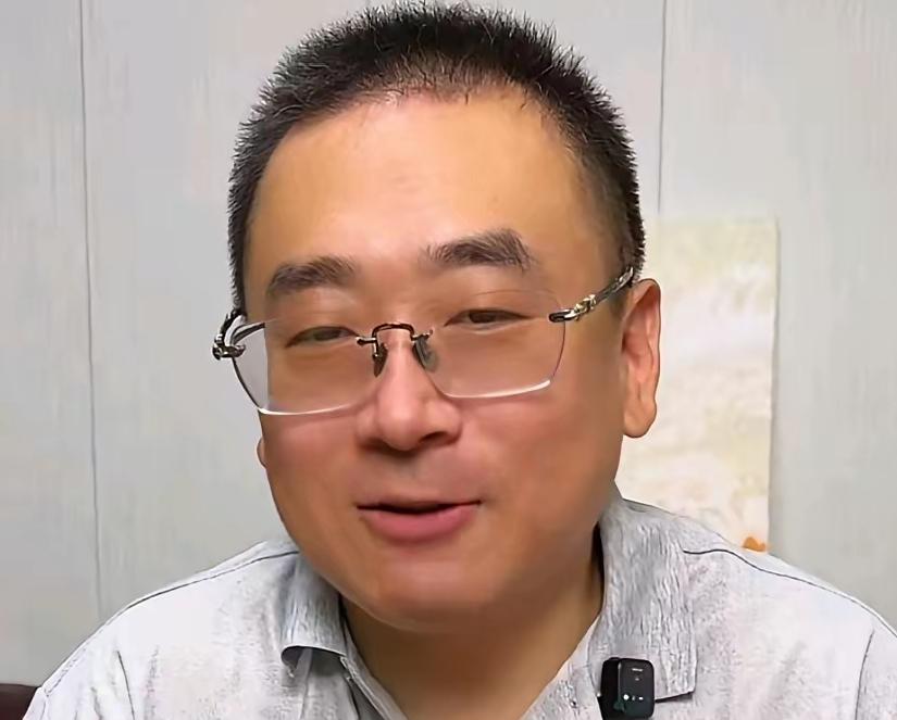 不要以旁观者的姿态去指责许敏待人过于冷淡，在舆论的大环境下，主动设防本就是人之常