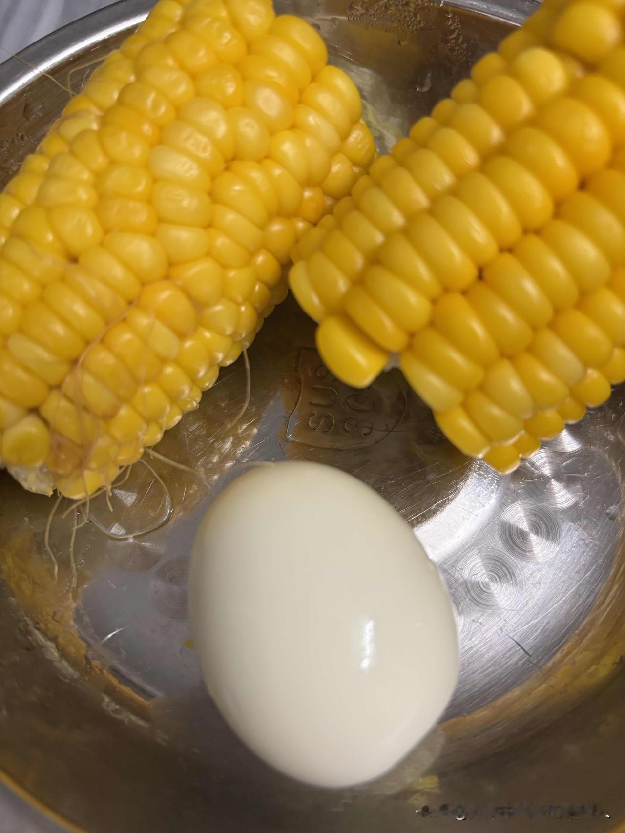 人到中年才发现，上班才是咱们中年人最好的养生方式😂

在家的时候，
水都想不