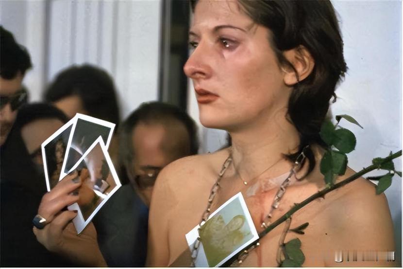 1974年意大利，一个女人赤身裸体暴露在众人面前，有人用刀划她的身体，甚至还有人