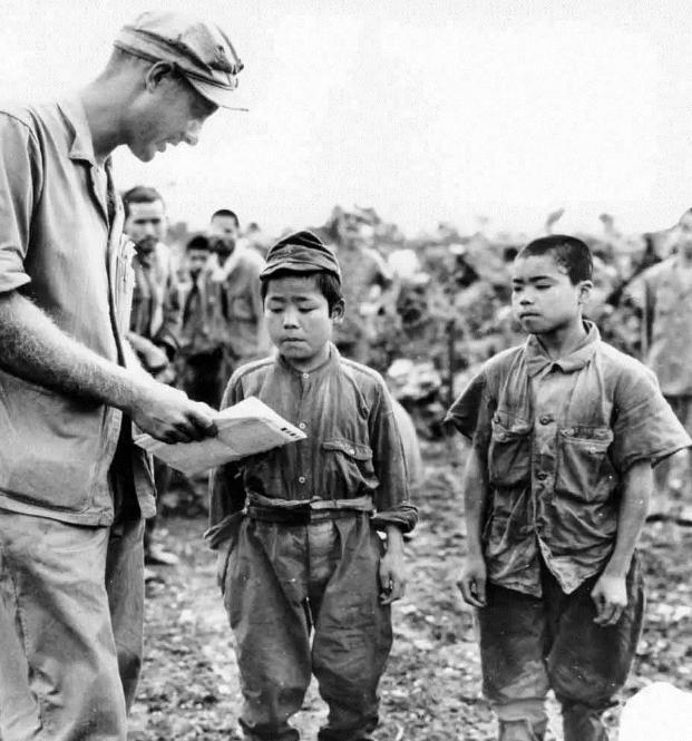 年仅九岁的抗日小战士张全胜，在松山战役中被日本人俘虏了。
日本人拿着刑具逼问瘦小