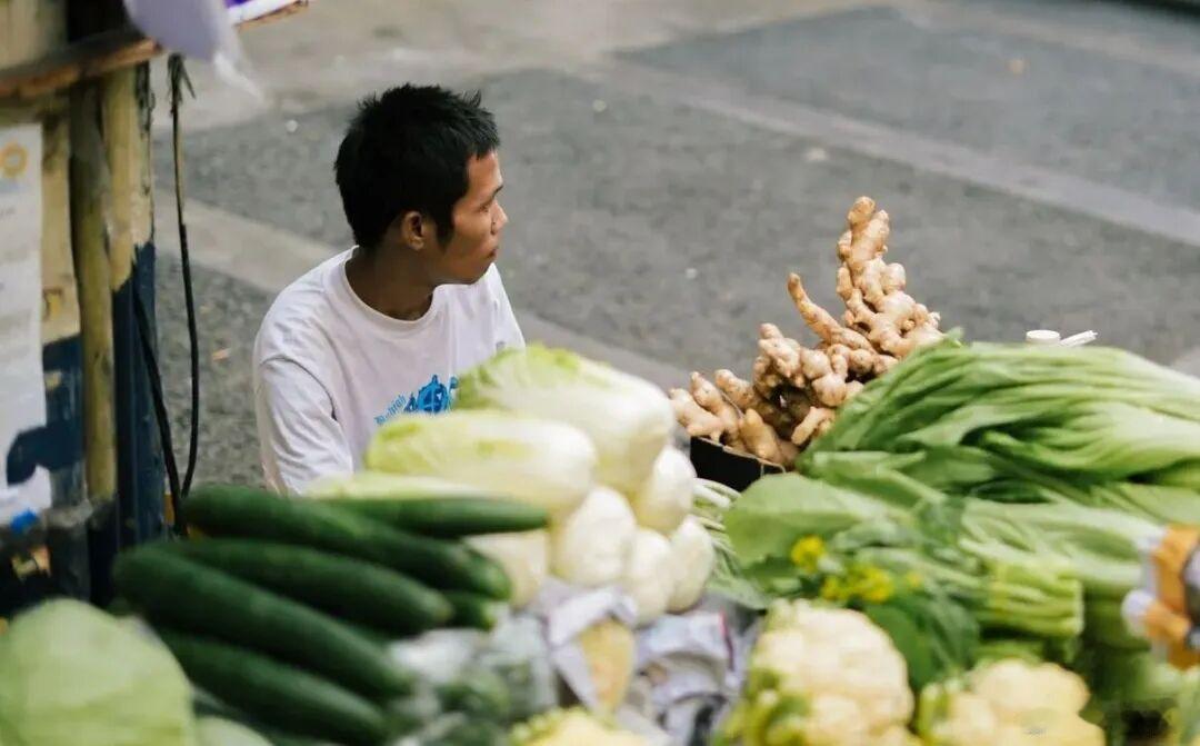 不知从什么时候起，菜市场里已经鲜少见到年轻人的身影了。如今走进菜市场，挑菜砍价、