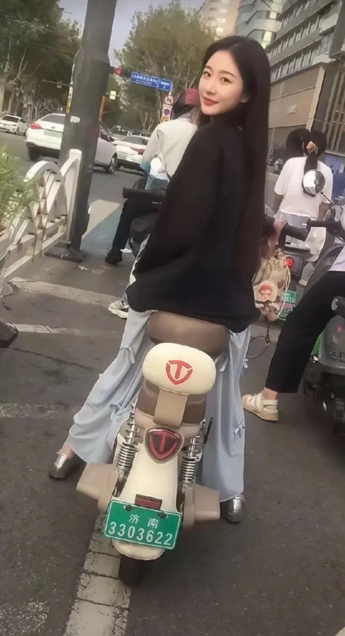 这一回眸 小鹿乱撞！恨不得扑上去