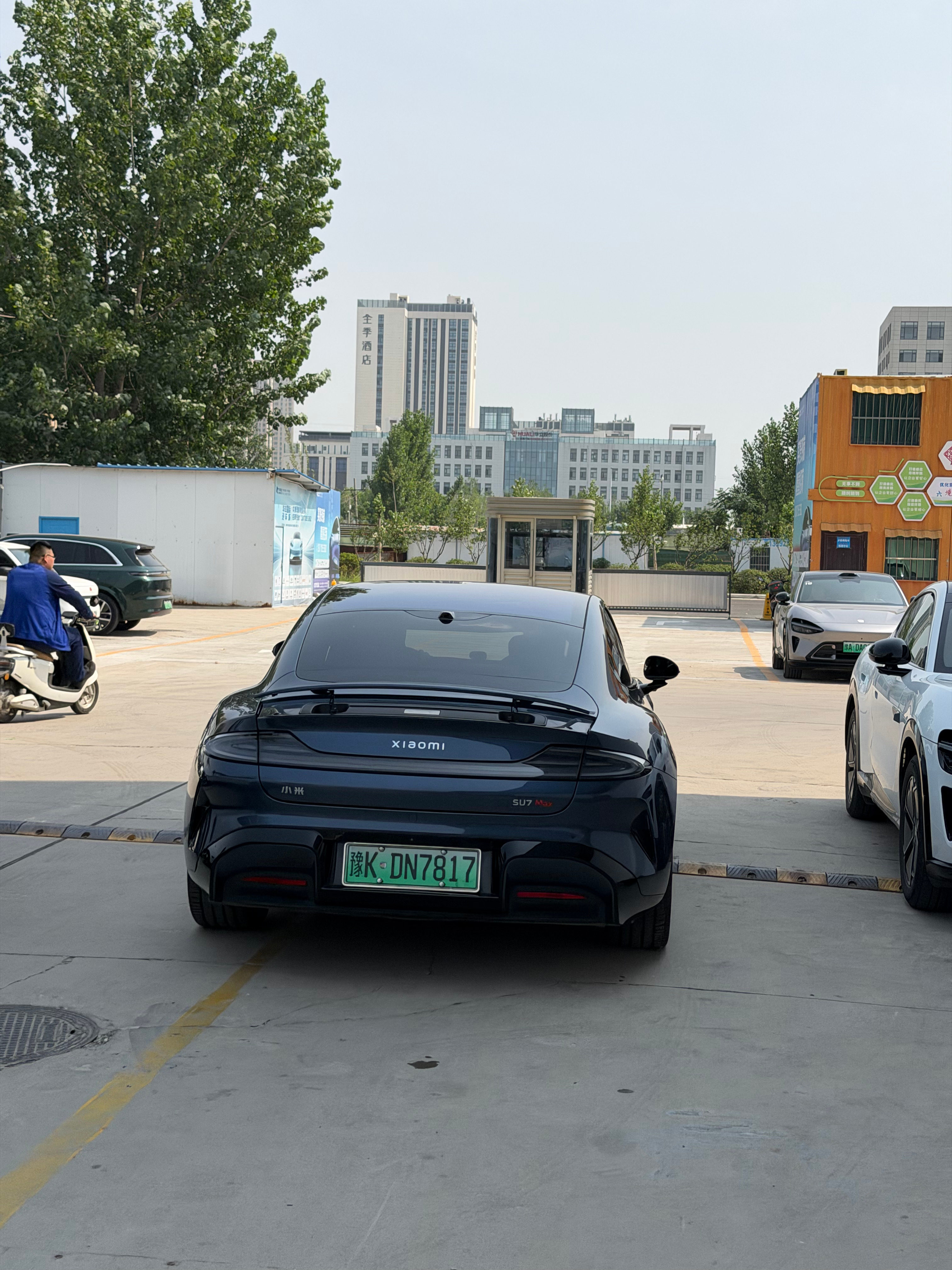 捅了小米窝了五颜六色的，看着就心情愉悦啊新SU7红色和靛石绿直接无敌我愿评价为“