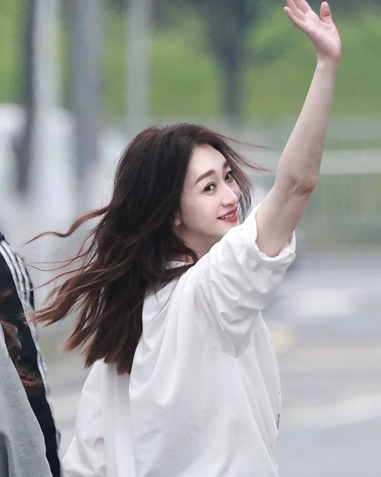 这个比白衬衫还白的女人，
50岁的李小冉真是杀疯了让观众看到了老去的另一种可能，