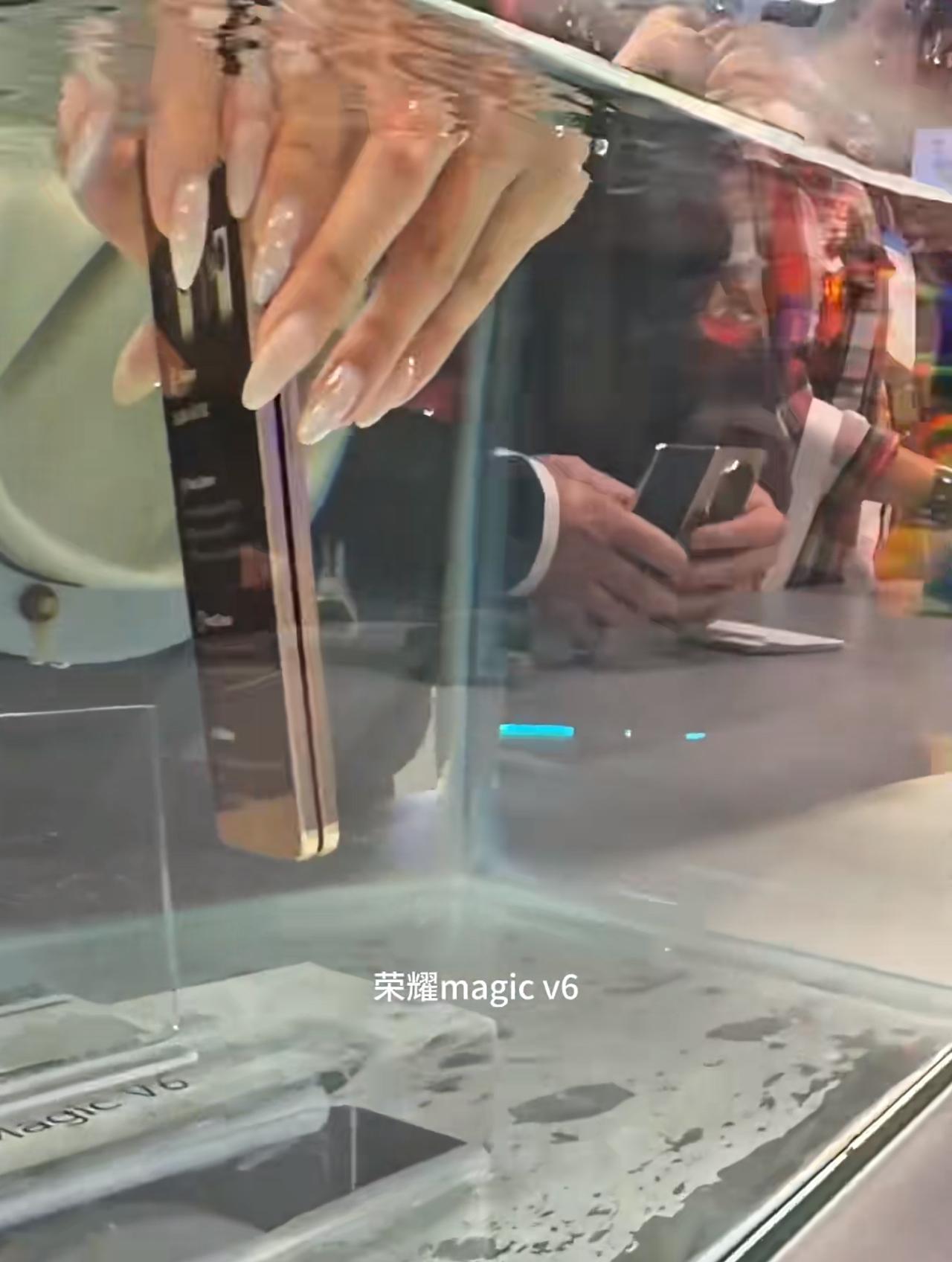 能带折叠屏下水，才知道有多方便！

谁说折叠屏就是“娇贵”的代名词？荣耀Magi
