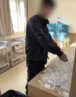 真离谱！山东青岛，一护士秀恩爱，把公众的底线秀穿了，只因为她把自己的男友，带进护