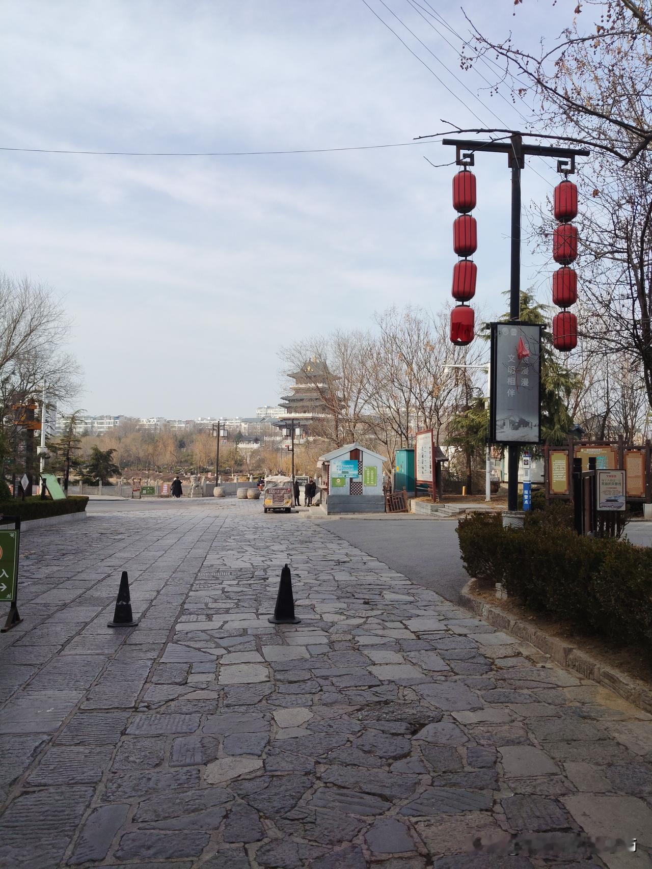 冬日生活打卡季 冬日去青州古街打卡，真的太有感觉了。古街的石板路在冬阳下泛着清冷