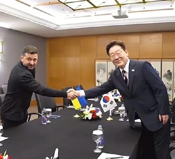 北约峰会期间，李在明与泽连斯基完成了首次会面，令所有人都意外的是，李在明竟提出向