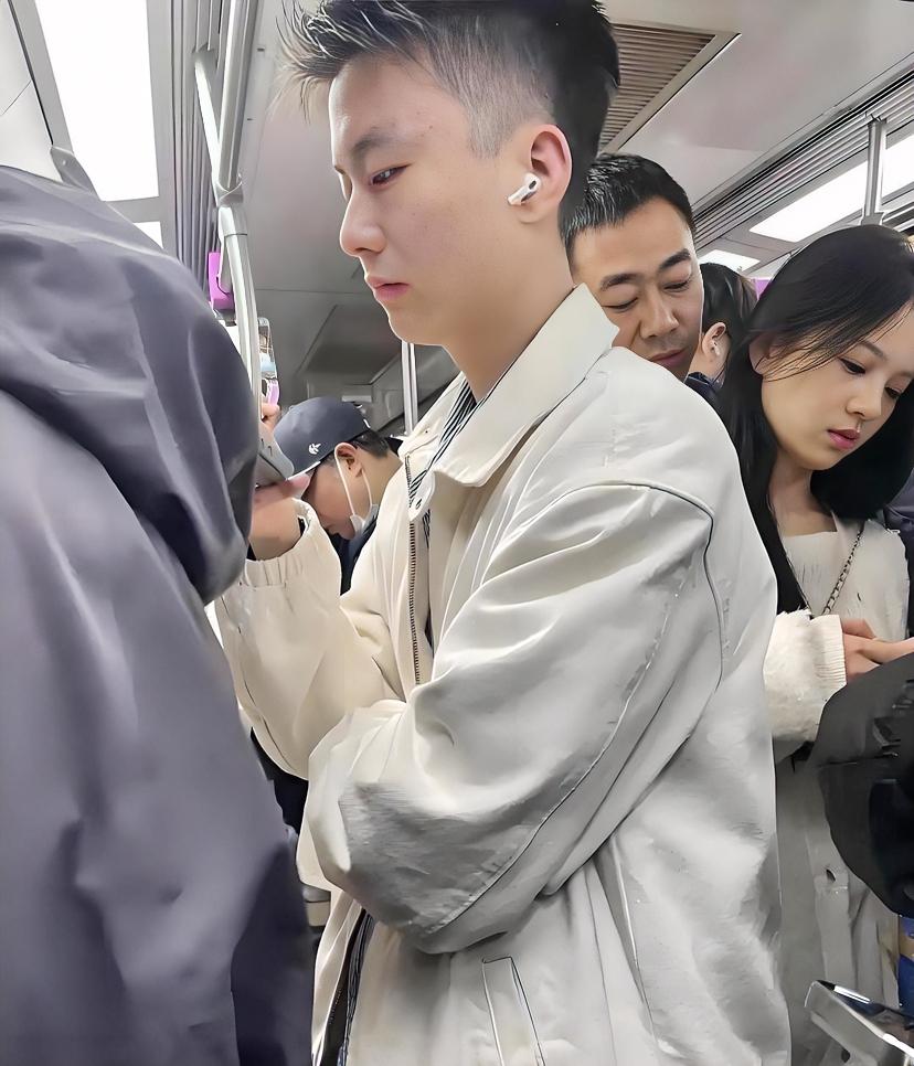 大叔一脸宠溺  女孩却全程生无可恋！