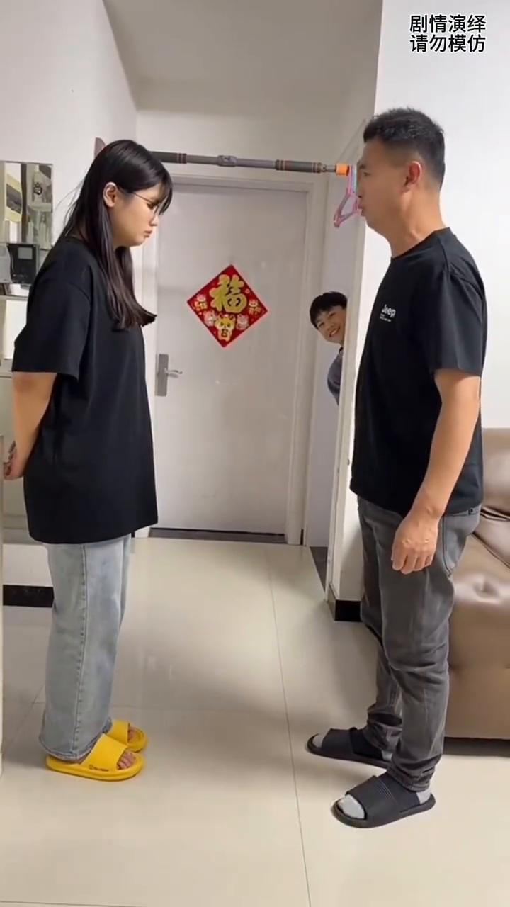 爸爸教育女儿时儿子在旁边幸灾乐祸，下一秒发生的事太搞笑了。
爸爸正在吵女儿时，只