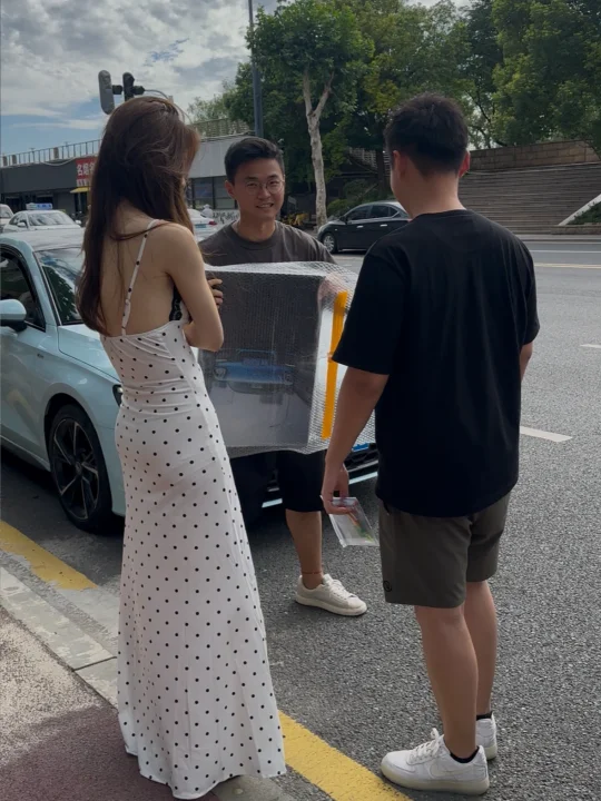 车灯在房间亮起那一刻 拍照有了具象化表达