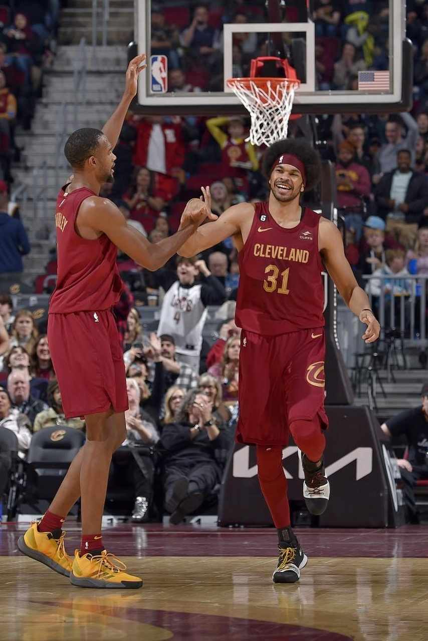 阿伦顶多是站在床前伺候的，莫布利才是那个真正要和哈登睡的人。克利夫兰骑士