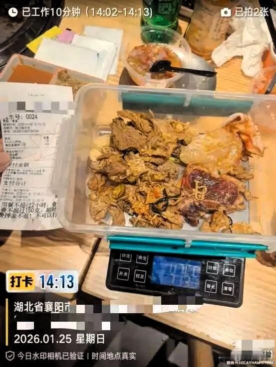 湖北襄阳，女子和3个朋友吃自助餐，交了336元，不顾服务员多次提醒，拿了很多食物