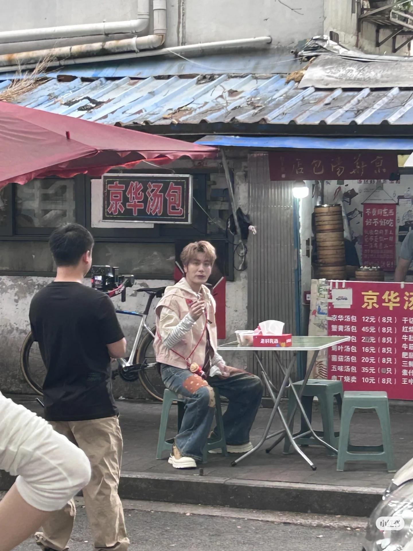 路虎怎么这么粉嫩，小图还以为是鹿晗坐在小馆子门口吃汤包。要不是脑袋大，还真的被骗