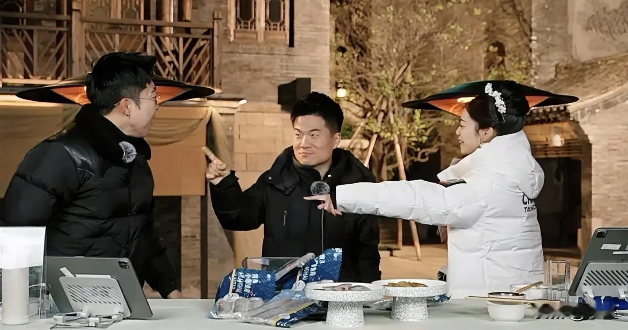 笑喷了[呲牙][呲牙][呲牙]
今天汉森被董宇辉和小贝排挤了
起因是山东的网友纷