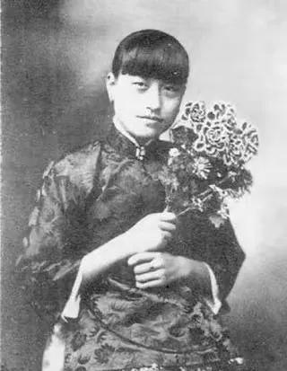 1961年冬天，周恩来在西花厅会见了蒋介石的前妻陈洁如。对方开口第一句话，便是哀