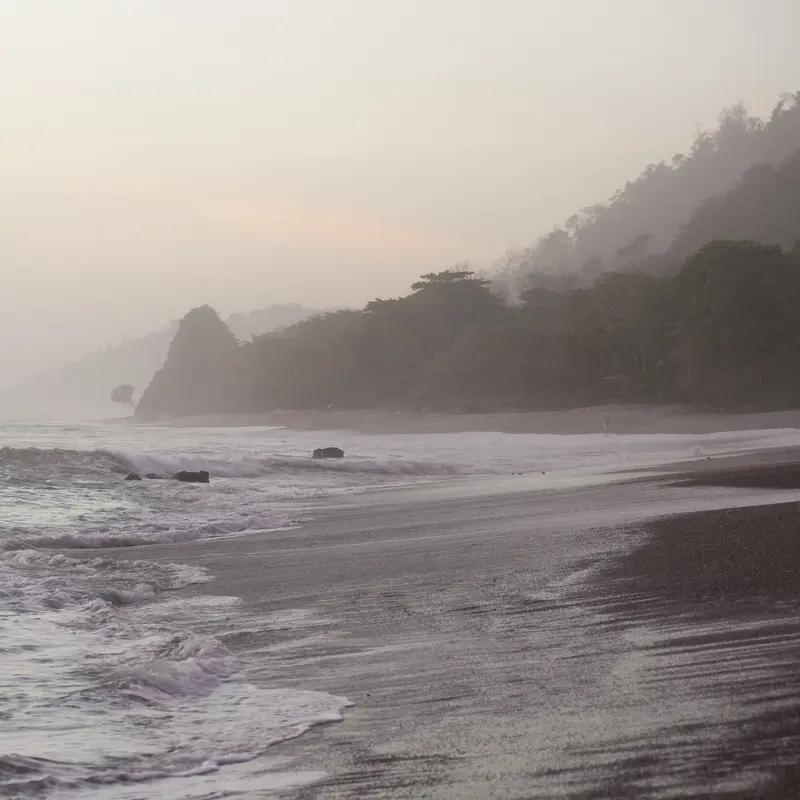 哥斯达黎加附近海域发生5.7级地震，这事儿可不容小觑。5.7级地震有一定破坏力，