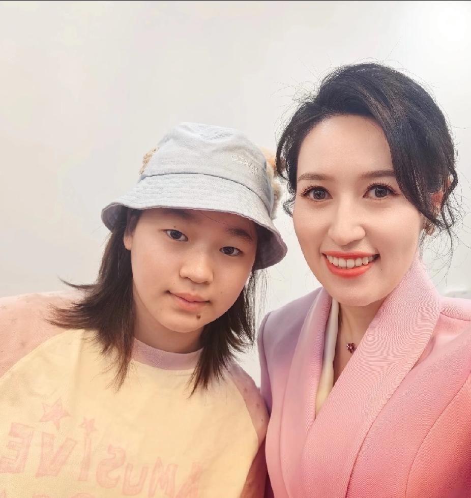 全红婵和漂亮姐姐同框啦✨
 
全妹这一身休闲装扮好随性，戴着渔夫帽又乖又酷～旁边