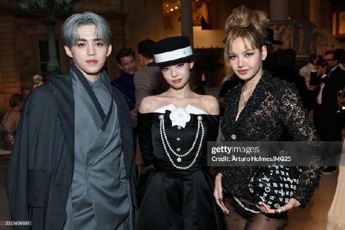 【午间娱乐播报】Jennie&Lisa&崔胜澈MetGala合影朴宝剑将出演李惠