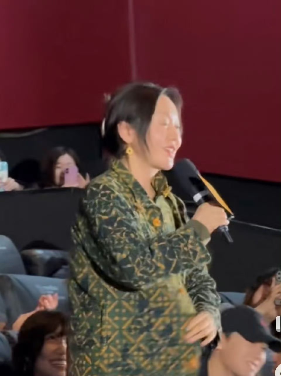 闫妮在首映一直传纸首映上闫妮成“传纸达人”，电影太催泪，周围人哭声一片。她传纸忙