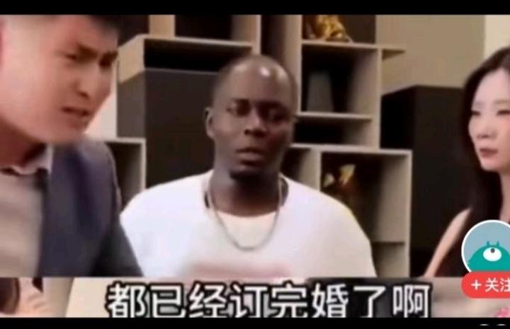 这个女子真丑恶。
和男子订婚，收了男子的30万元彩礼，转头就和一个在酒吧认识的黑