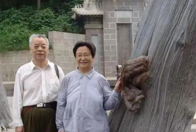 1972年，李讷生子后不久离婚，生活非常的拮据，毛主席得知后非常的心疼，随后对警