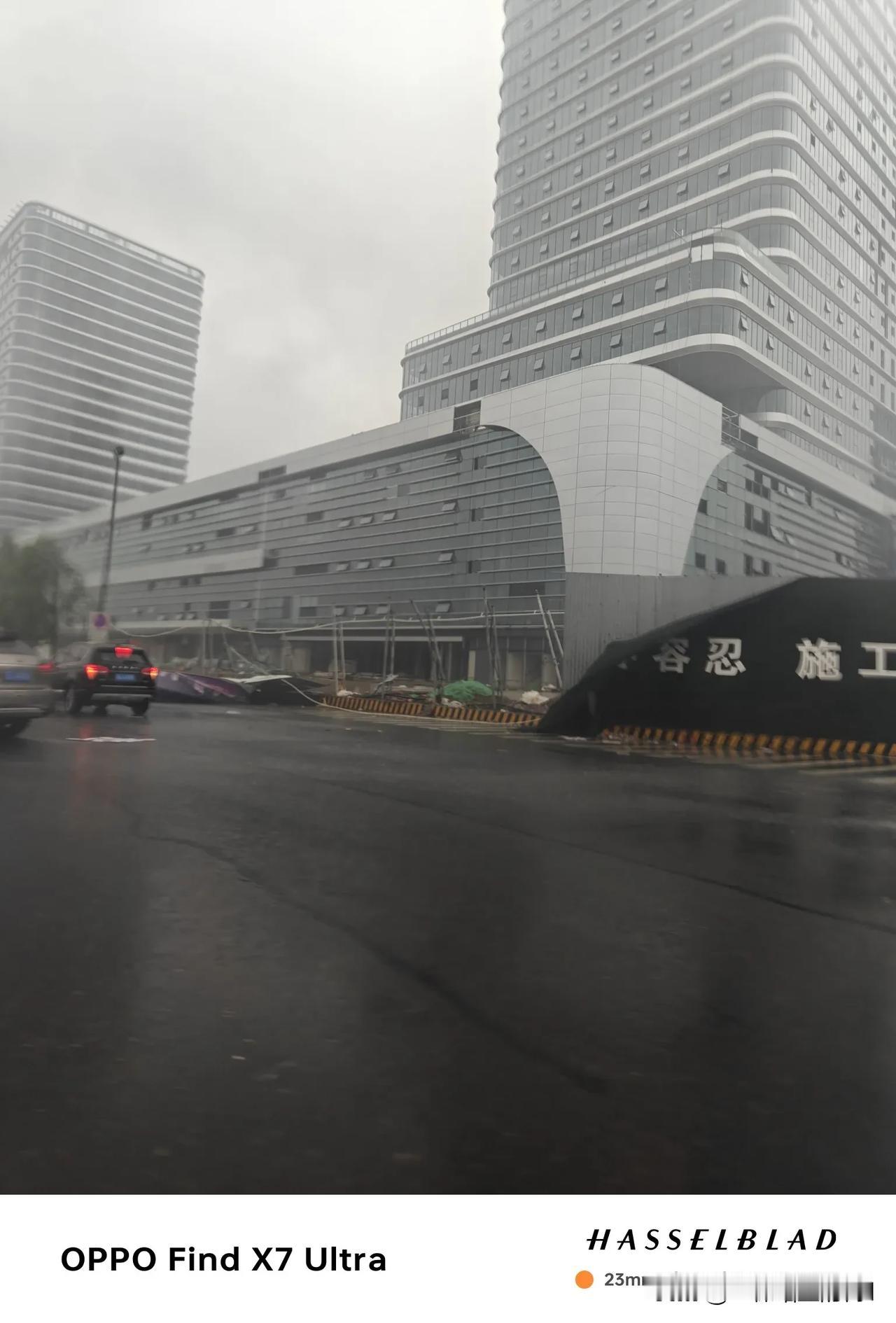 台风贝碧嘉真来了，地铁二号线停了，

这回天气预报没骗人。下午家具城刚宣布放假，