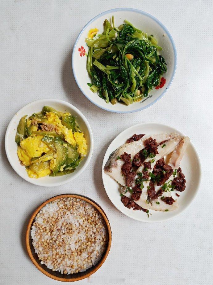 午饭，黄皮酱蒸鲩鱼腩，滑蛋炒回锅苦瓜，豆酱炒空心菜，蒸荞麦饭。菜太多了，咸度也有