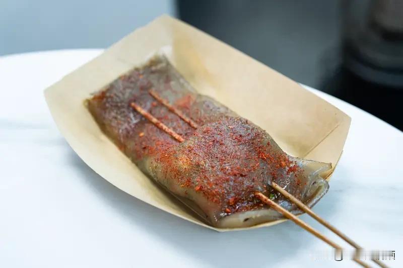 重庆夜市烟火升腾，平凡小摊藏着生活的韧劲
 
夜幕降临，各个夜市慢慢热闹起来。烤
