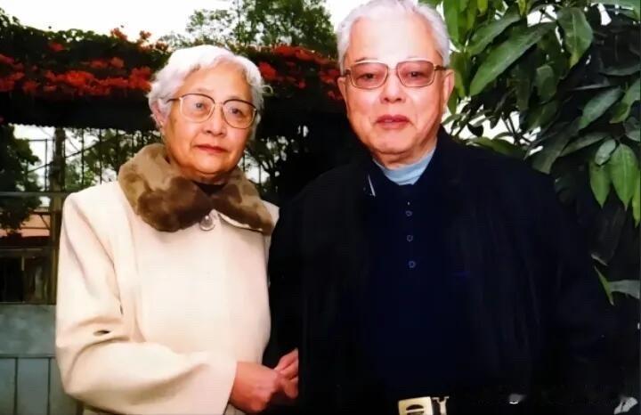 这是梁丹妮的父母亲在20多年前的一张珍贵合影，他们头发白的差不多，都是戴着眼镜的