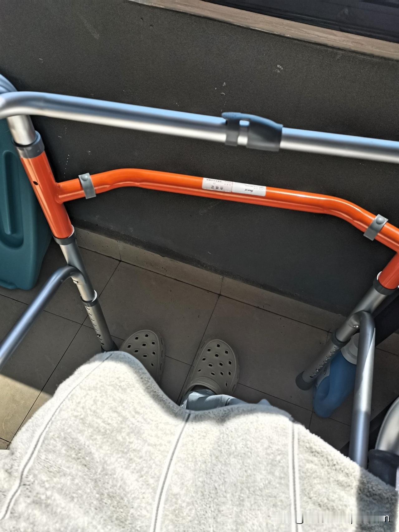 从骨折到现在三个月了，今天第一次晒太阳。窗外的风景好美， 到处是虫鸣鸟叫，好好听