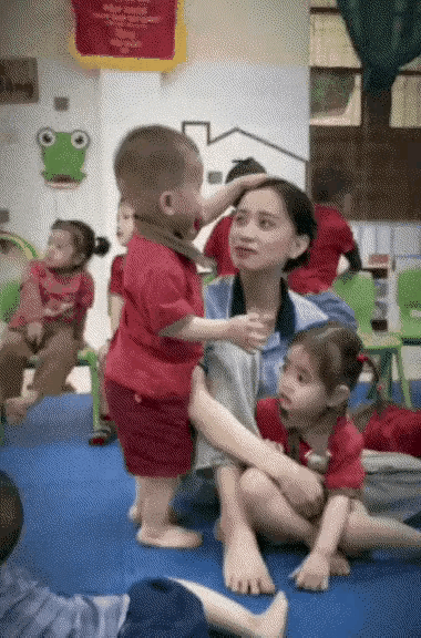 小孩:看着，我只师范一次。