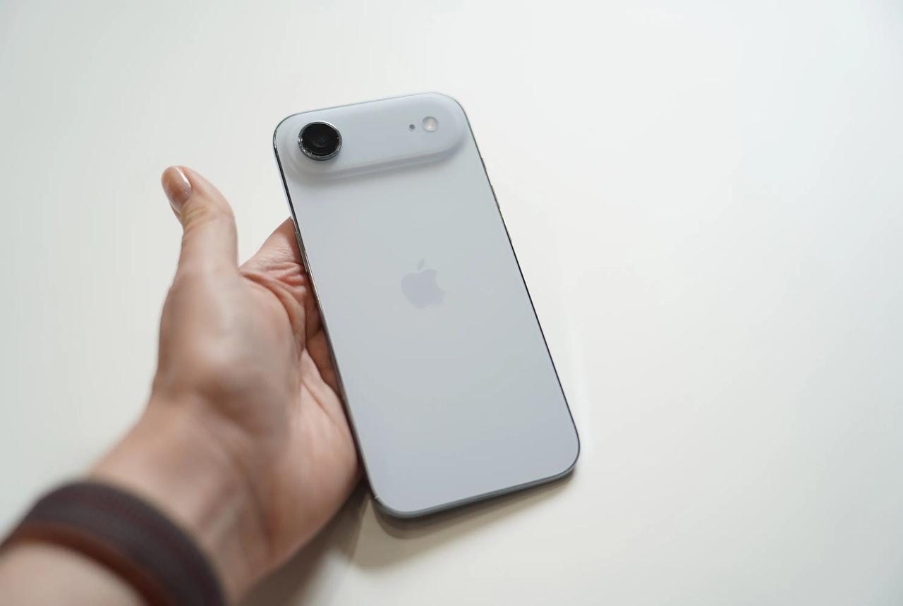 苹果2026年和2027年产品发布节奏：

2026年秋季：iPhone 18 