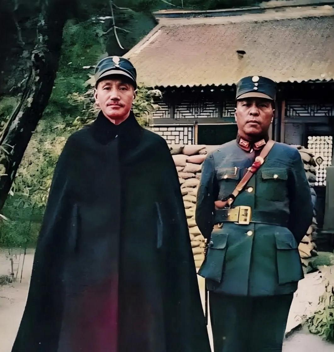 1938年，陕西西安，蒋中正与嫡系爱将蒋鼎文的一张合影，当时正值抗战关键时期，5