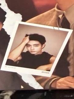 肖战新年礼盒有未公开拍立得，肖战的未公开拍立得让礼盒的收藏意义更浓。浓厚的意义让