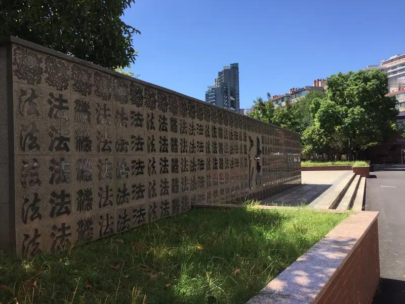 2026年7月6日，19岁大一男生小李在上海中华遗嘱库静安分库，把近2000万房