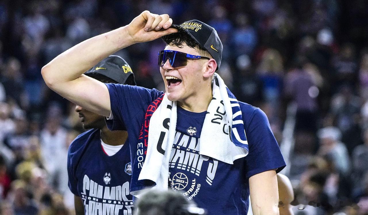 “在过去的 30 年里，康涅狄格大学一直在统治大学篮球。” — 丹·赫尔利

康