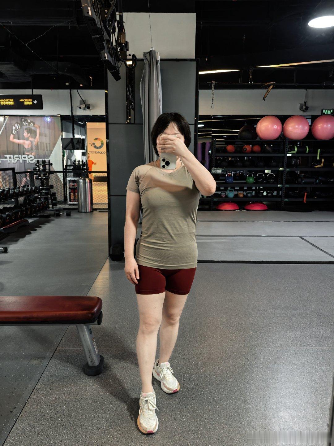 今晚的锻炼内容：热身是500米椭圆机，核心激活两轮，翻书式12×2个图二上的哑铃