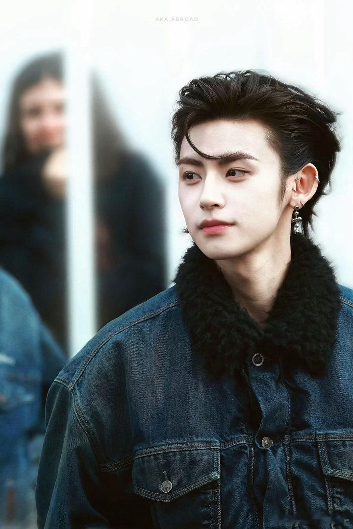 小鬼拱火拱到自己身上小鬼被姚晓棠的鸡翅打了 张星特那个放下鸡翅的动作，已经是在发