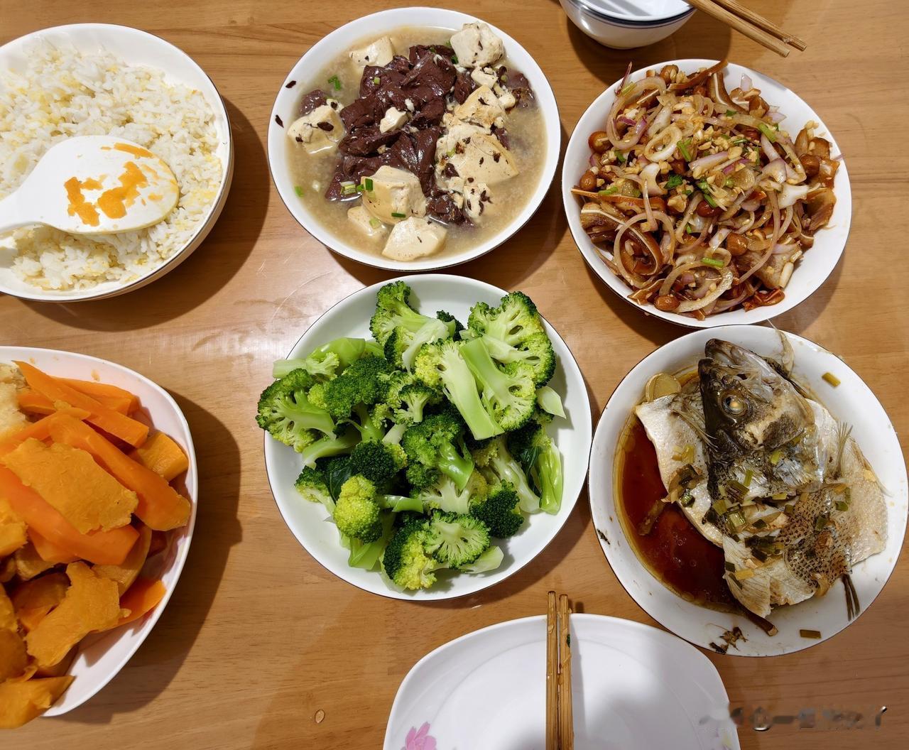 昨天买了一条鲈鱼蒸了，我吃了鱼尾巴那段。今天发现鲈鱼还在，只少了我吃那段，麻团儿