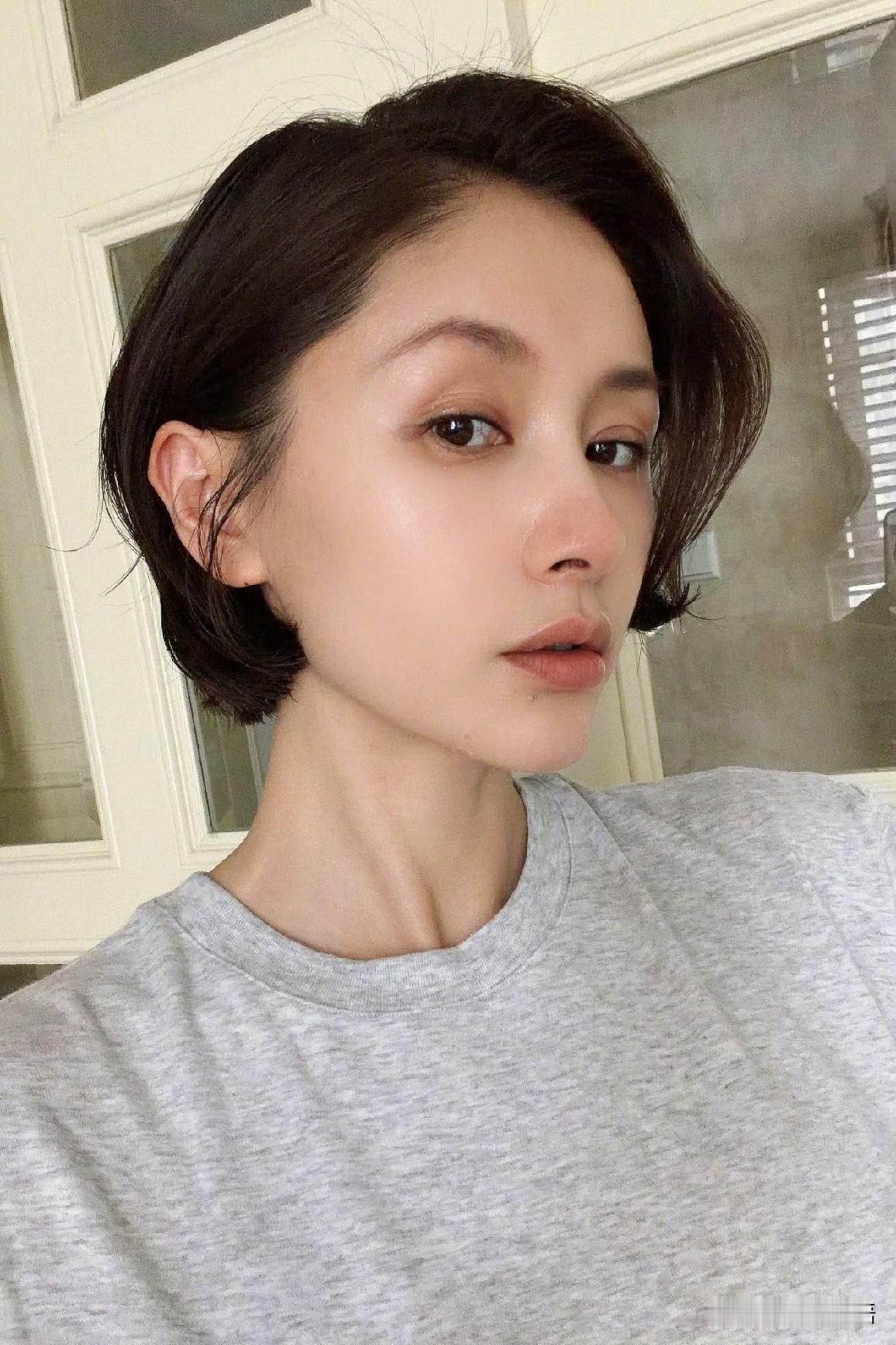 今天下午，王子文一句不是赶时髦，把话题先拉满了。39岁的她再次剪回短发，并晒出多