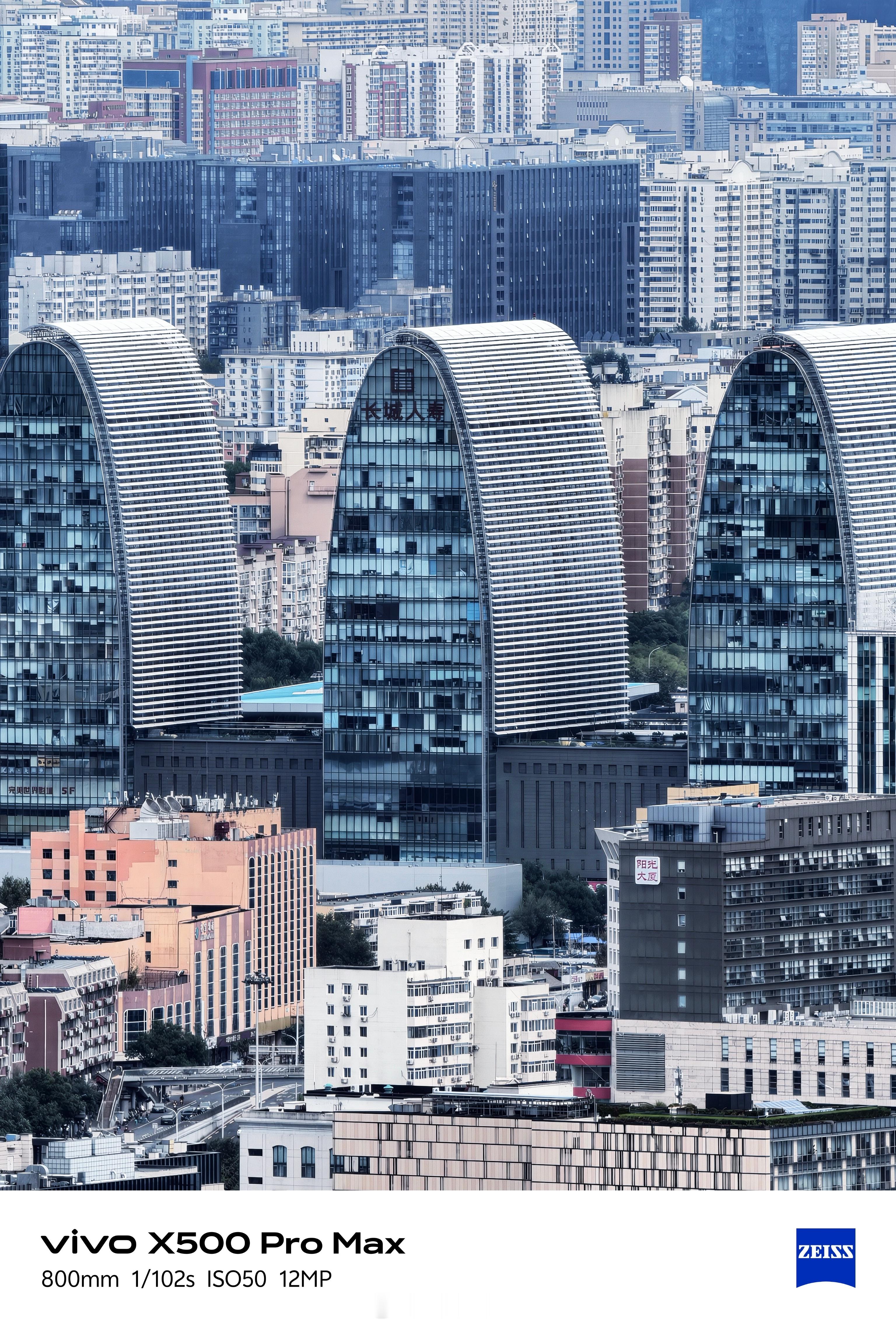 《长焦下的都市丛林》北京，这座超大型现代化都市，高楼林立，建筑密集。透过超长焦镜