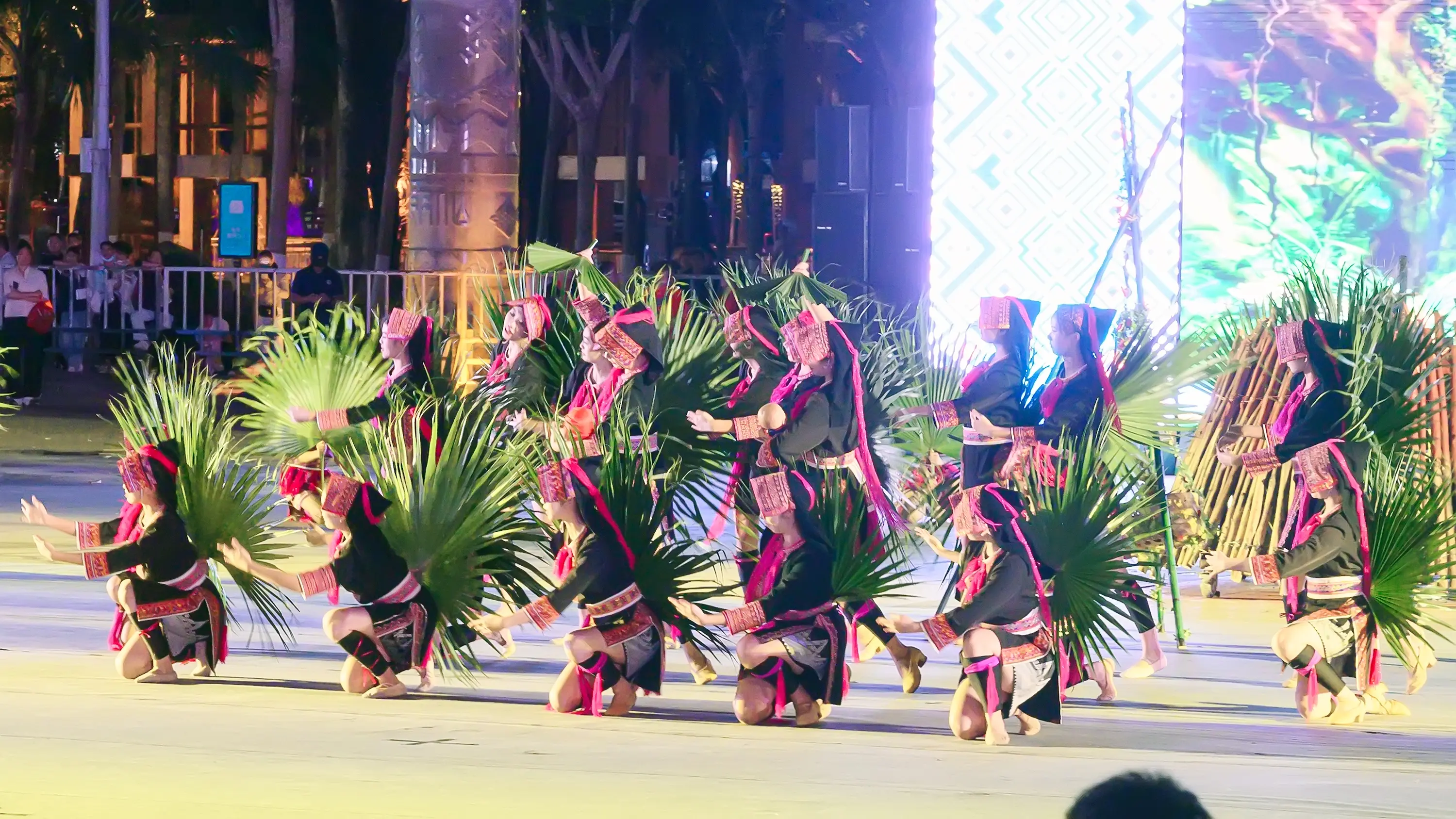 保亭三月三。2025年海南黎苗族传统节日“三月三”保亭分会场文艺演出。