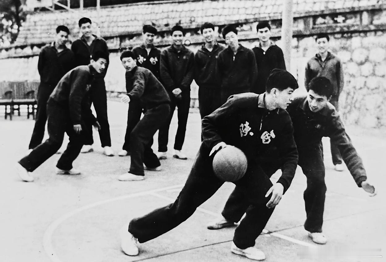 篮球捡史 1973年全国篮球联赛第二阶段杭州赛区，陕西男篮利用休息时间指导当地业
