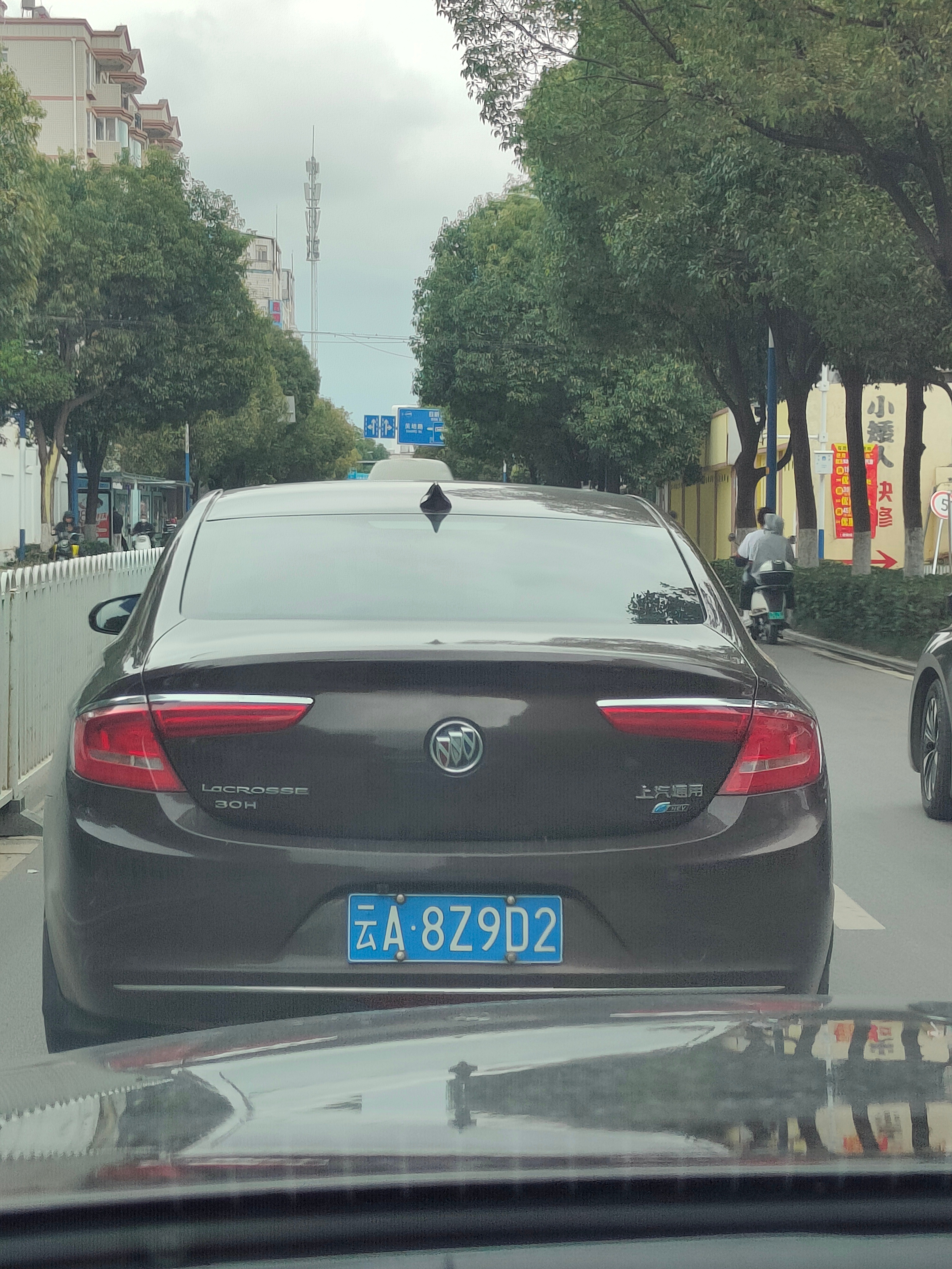 君越混合动力，看着效率是不错的，就是基本没人买，没办法，大家不信它靠谱[裂开] 