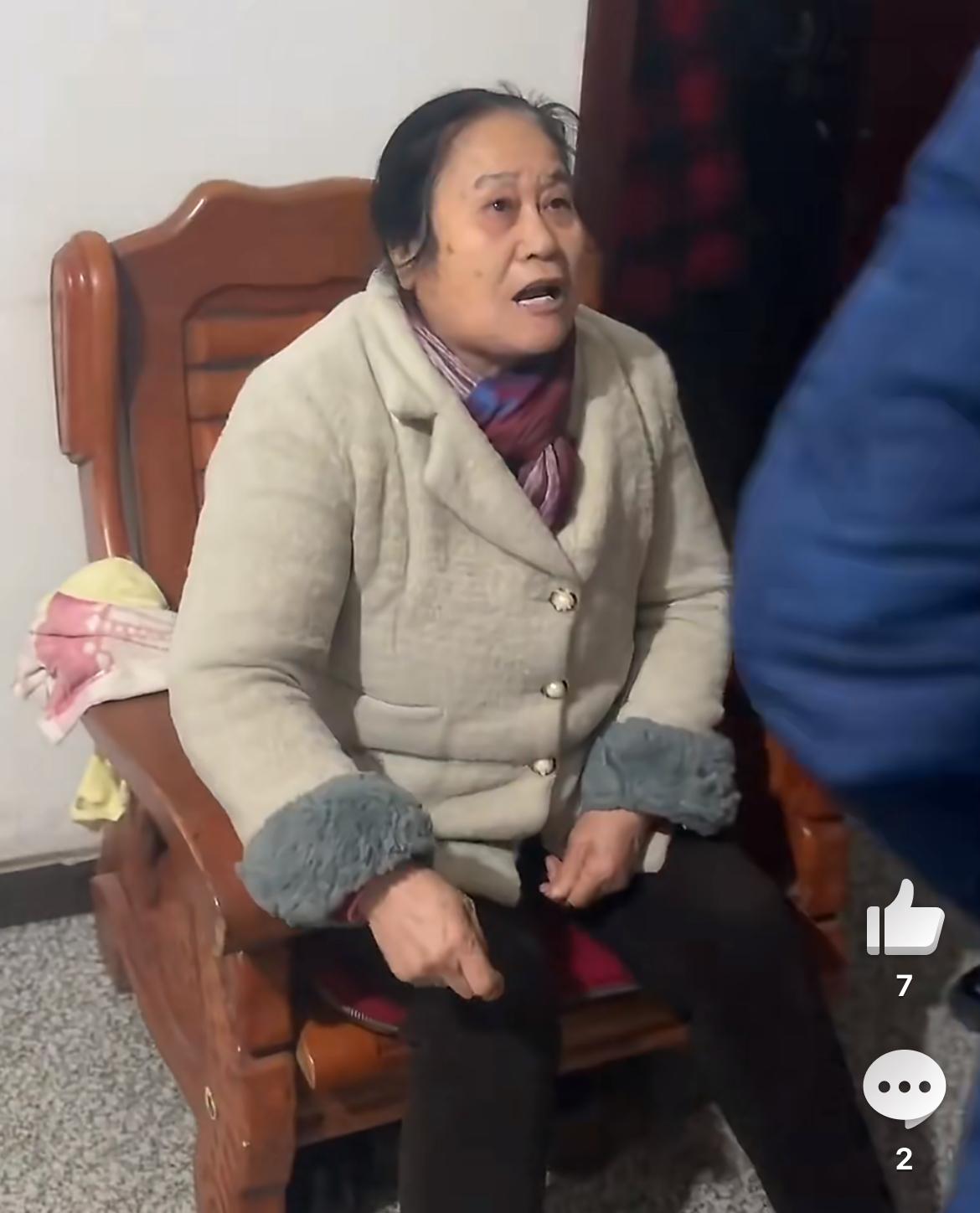 网友爆料，被这个老太的三婚女儿骗走25万彩礼，人跑球了，告到法院也没用。这个网友