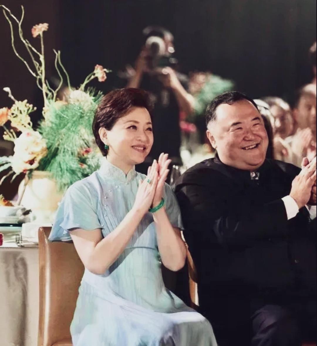 杨澜与吴征夫妇坐在一起特别不协调！

男方娶了个爱钱的，女方嫁了个钱爱的。假设男